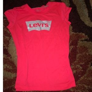 🆕️ Super cute Levi's tshirt
